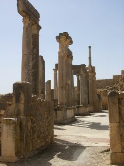 La spaziosa scena del teatro con il gioco di colonne
