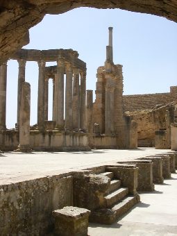 Lo spazioso proscenio prospettico del teatro vista dal piano inferiore dell'orchestra