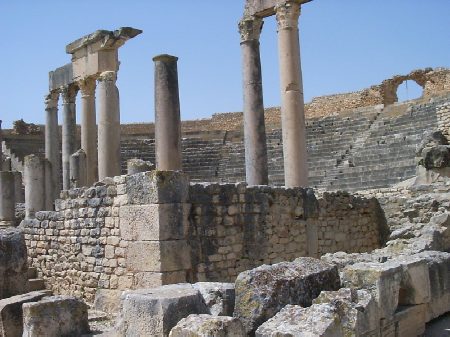 La cavea con i tre settori e un'entrata vista dal proscenio