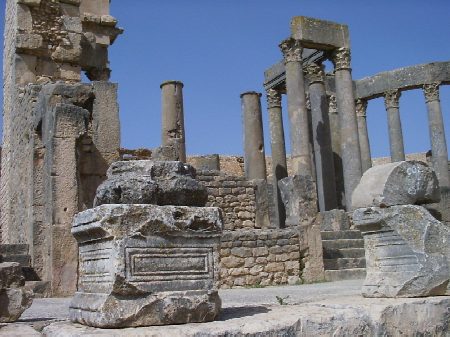 La zona di sinistra della scena del teatro ricca di elementi architettonici