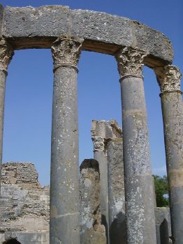 Colonnato ad arco nella scenografia del teatro al piano inferiore dell'orchestra
