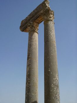 Colonna doppia nella scenografia del teatro