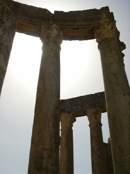 Colonnato ad arco rivolto al cielo nella scenografia del teatro