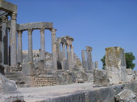 La struttura a colonne del proscenio del teatro