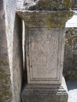 Ara romana che ricorda M. Paccio Silvano Patrono e Curatore (del teatro)