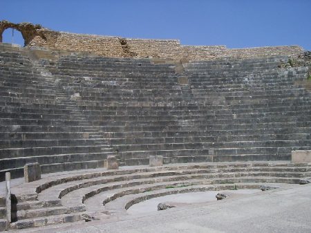 Il Teatro di Douggha poteva accogliere da 3000 a 3500 spettatori