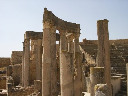 Colonne con trabeazioni nella scenografia del teatro