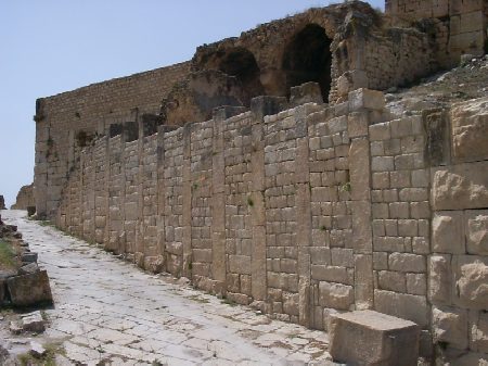La strada che conduce ai Bagni dei Ciclopi