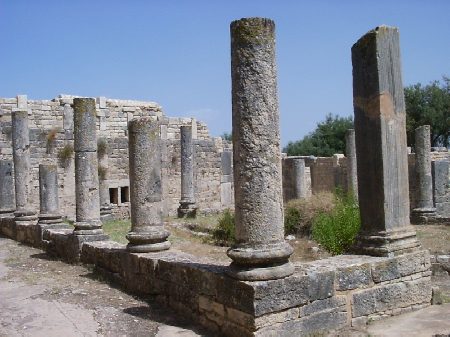 Gli spaziosi cortili interni della villa detta del Trifoglio