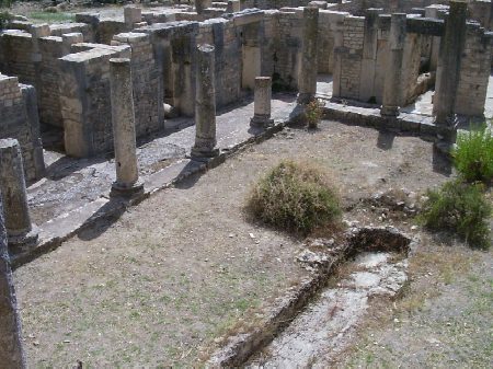 Gli spaziosi cortili interni della villa del Trifoglio