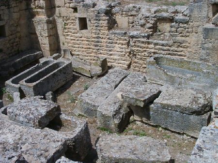 Sarcofagi e tombe in una camera ipogea della chiesa