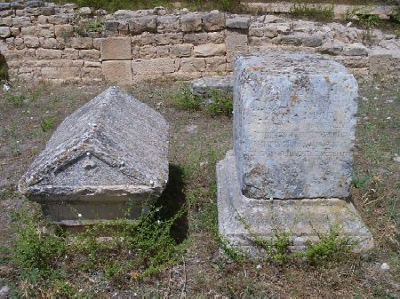 Tombe e lapidi nell'area della chiesa della Vittoria