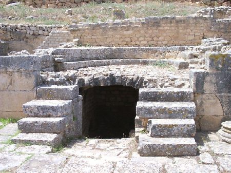 Accesso a una camera ipogea sottostante l'abside