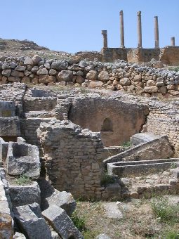 Tombe in una camera sotterranea della chiesa: sullo sfondo il tempio di Saturno