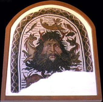 Particolare del pavimento musivo semicircolare di una fontana. Vi  effigiato il Dio Oceano, con una capigliatura folta e una lunga barba. Due aragoste emergono dai suoi capelli, ai lati del viso si intravedono dei mostri marini e una piccola barca guidata da un amorino. Attualmente  conservato al Museo del Bardo.