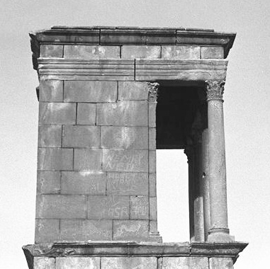 Un mausoleo a due piani, molto ben conservato