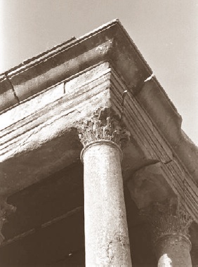 Particolare della trabeazione del mausoleo