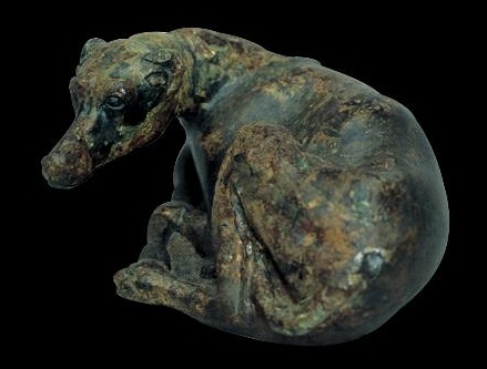 Levriero a riposo in bronzo del I secolo a. C. al Museo del Bardo
