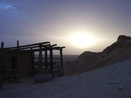 Spettacolare tramonto sul villaggio montano di Cebika