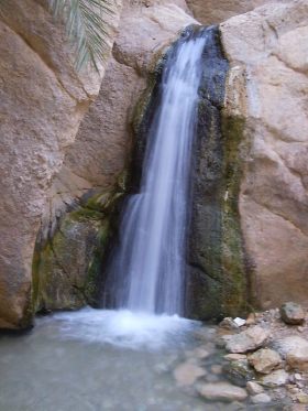 La piccola cascata che alimenta il villaggio montano di Cebika