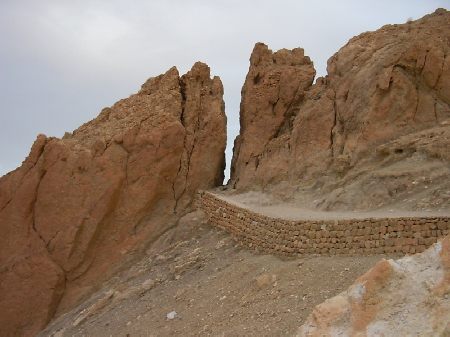 La strada che dal villaggio montano di Cebika porta alla fonte d'acqua