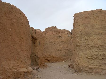 Resti di abitazioni del villaggio montano di Cebika