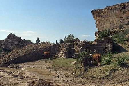 Il passaggio del fiume con i resti del ponte