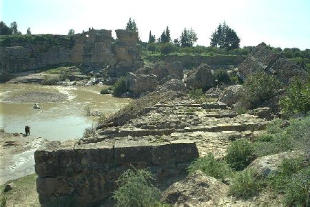 Resti del ponte che attraversava l'ouadi locale