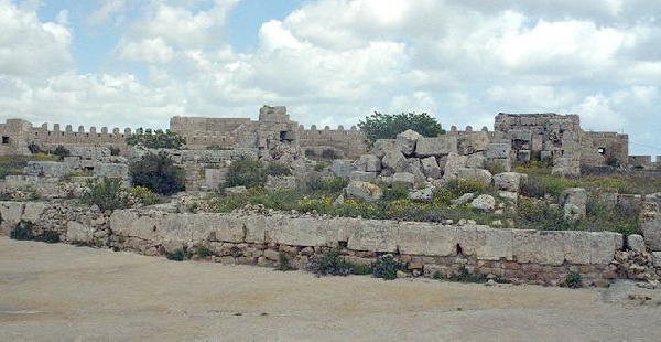 Le rovine romane dell'antica Cillium davanti al forte di Klibia