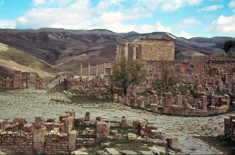 Vista della città romana con il tempio a Djemila