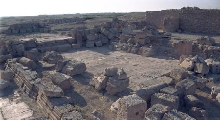 La piazza del Foro con i resti delle sue monumentali costruzioni