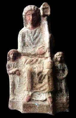 Statuetta di musicisti che suonano seduti su una poltrona e aiutati da due assistenti che se ne stanno in piedi di fianco