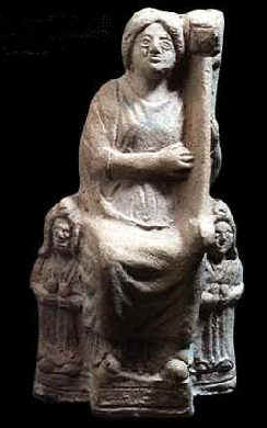 Statuetta di musicisti che suonano seduti su una poltrona e aiutati da due assistenti che se ne stanno in piedi di fianco
