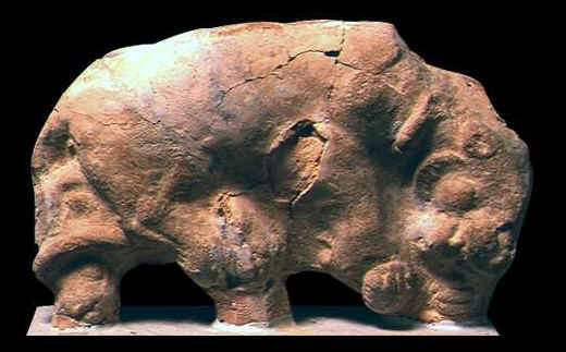 Statuetta che raffigura una pantera raccolta su se stessa. Il reperto si trova al Museo del Bardo