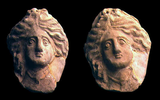 Vaso in terracotta che raffigura un attore comico con il viso mascherato. Steso per terra, con gli attributi bacchici, sembra interpretare il ruolo dell'ubriaco
