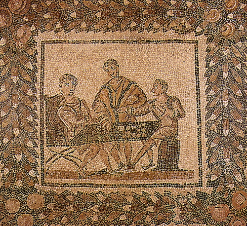 Giocatori di dadi a un tavolo: mosaico romano
