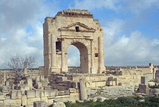 Il maestoso arco all'entrata alla città