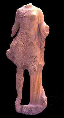 Statuetta che raffigura Artemide la dea della caccia. Il reperto proviene dagli scavi sottomarini ed è esposto al Museo del Bardo.