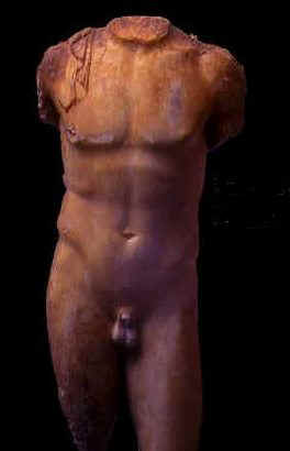 Statua che raffigura il corpo nudo di un uomo, forse un atleta. Il reperto proviene dagli scavi sottomarini ed è esposto al Museo del Bardo.