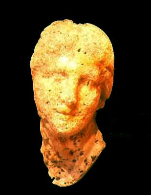 Testa in marmo di una donna satiro. Il reperto proviene dagli scavi sottomarini ed è esposto al Museo del Bardo