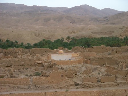 I resti del villaggio abbandonato di Tamerza fra oasi e montagne