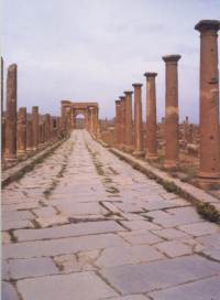 Il Decumano con l'Arco di Traiano