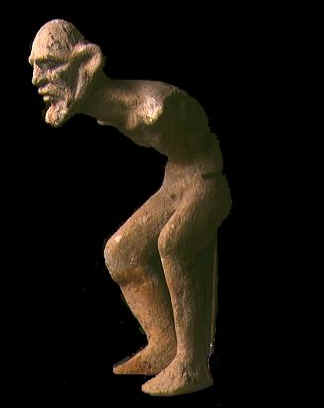 Grottesca in terracotta di un personaggio vecchio e curvo