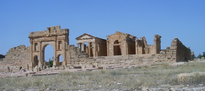 La maestosa Porta di Antonino Pio che introduce al Foro e al Capitolio