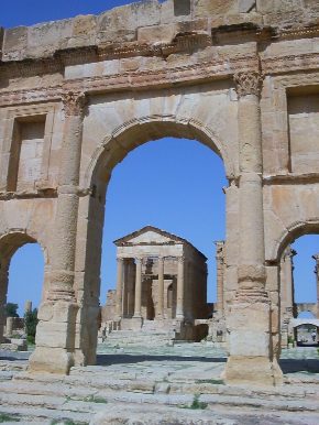 La maestosa Porta di Antonino Pio che introduce al Foro e al Capitolio