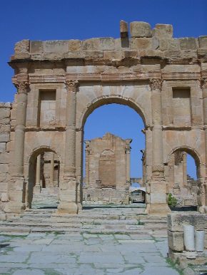 La Porta di Antonino e sullo sfondo la piazza del Foro e il Capitolio