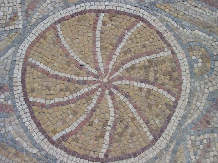 Motivo geometrico nell'area absidale della chiesa di Bellator