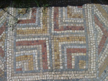 Mosaico geometrico a forme di croce nella chiesa di Bellator