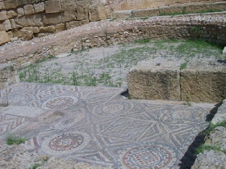 L'abside della chiesa di Bellator con i suoi ricchi mosaici
