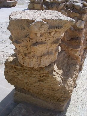 Capitello decorativo nella Palestra delle grandi Terme